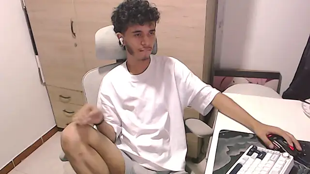 Snapshot of axeldarkk chatting on March 5, 7:21 pm axeldarkk online show from March 5, 7:21 pm