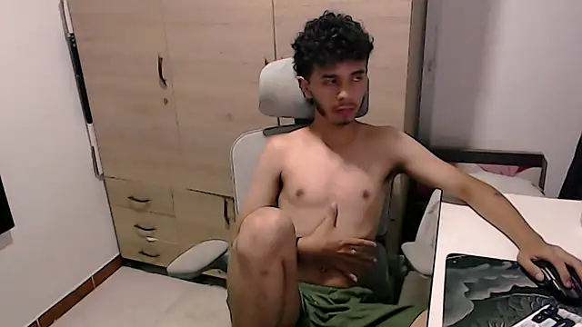 Snapshot of axeldarkk chatting on March 6, 7:10 pm axeldarkk online show from March 6, 7:10 pm