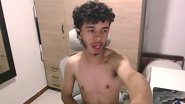 Snapshot of axeldarkk chatting on March 12, 6:36 pm axeldarkk online show from March 12, 6:36 pm