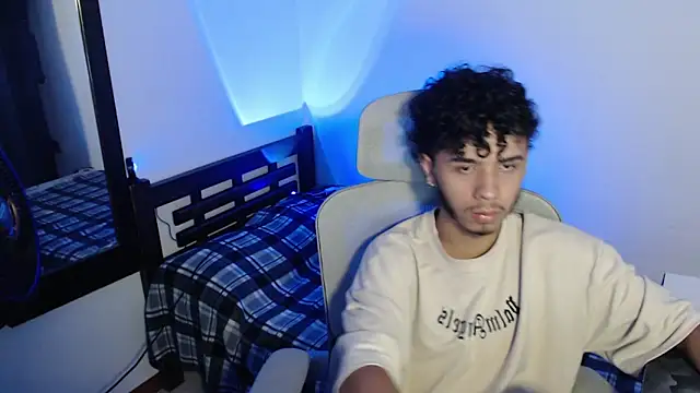 Snapshot of axeldarkk chatting on April 3, 7:34 pm axeldarkk online show from April 3, 7:34 pm