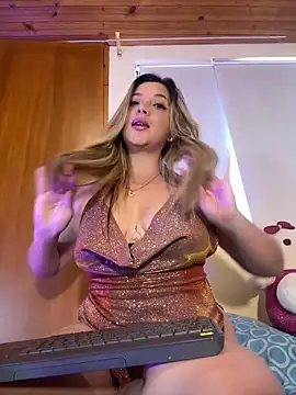 Snapshot of FoxxySweet chatting on April 6, 3:24 pm FoxxySweet online show from April 6, 3:24 pm