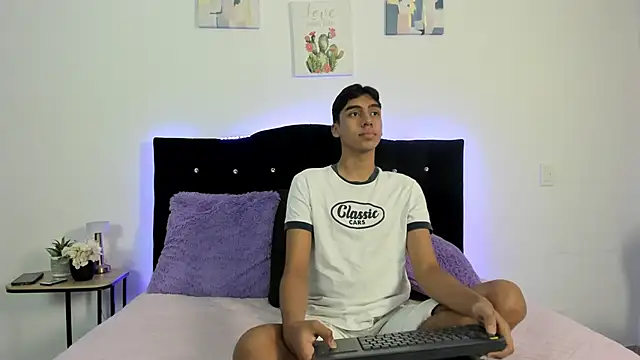 Snapshot of Eros_Lux chatting on March 6, 4:03 pm Eros Lux online show from March 6, 4:03 pm