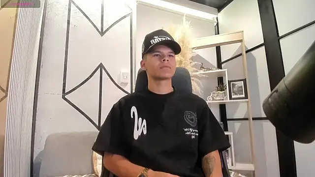 DylanRoyce  online show from May 12, 12:46 pm