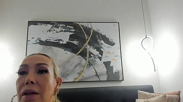 Snapshot of SophiMarin chatting on April 10, 11:04 am SophiMarin online show from April 10, 11:04 am