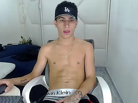 Snapshot of Hollmanhot chatting on March 5, 2:07 am Hollmanhot online show from March 5, 2:07 am