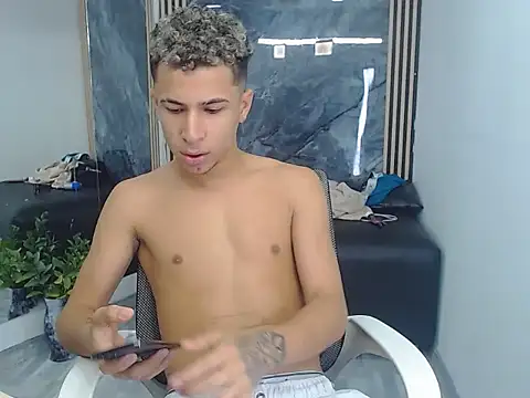 Snapshot of Hollmanhot chatting on April 7, 2:23 am Hollmanhot online show from April 7, 2:23 am