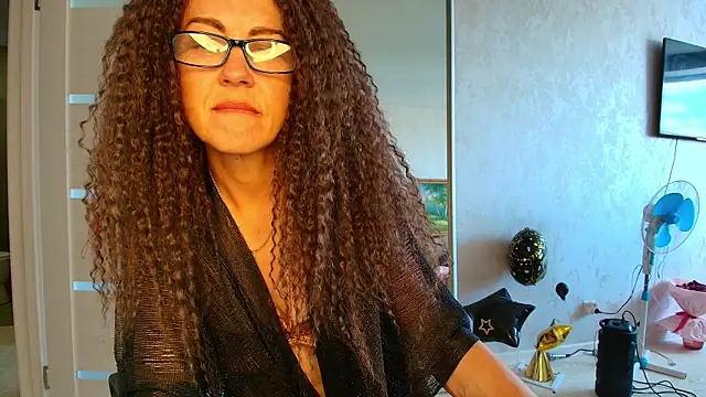 Snapshot of LioraWeiss chatting on June 16, 9:34 am LioraWeiss online show from June 16, 9:34 am
