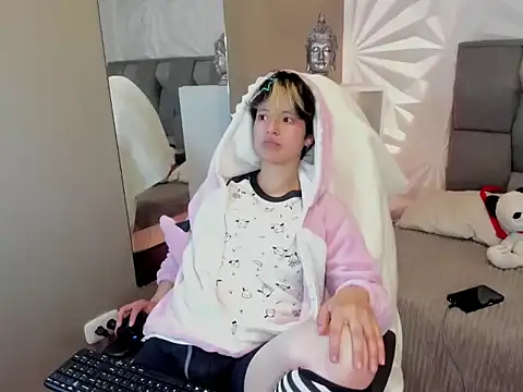 Snapshot of RedHood_1 chatting on March 5, 3:57 am RedHood 1 online show from March 5, 3:57 am