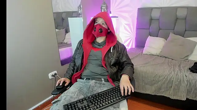 Snapshot of RedHood_1 chatting on March 8, 5:00 am RedHood 1 online show from March 8, 5:00 am