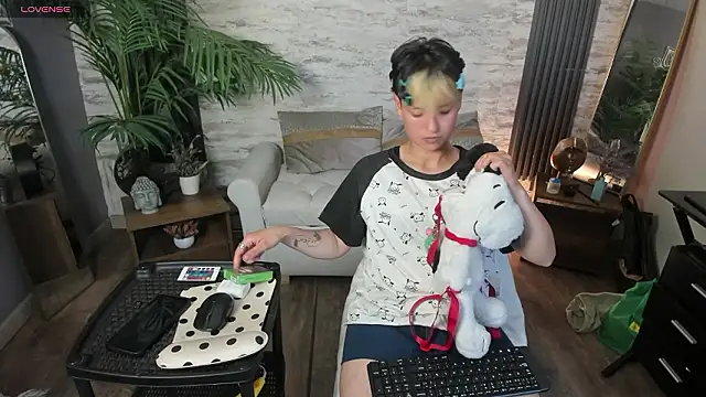 Snapshot of RedHood_1 chatting on March 25, 4:07 am RedHood 1 online show from March 25, 4:07 am