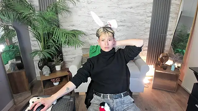 Snapshot of RedHood_1 chatting on March 26, 5:13 am RedHood 1 online show from March 26, 5:13 am