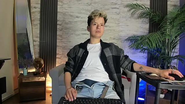 Snapshot of RedHood_1 chatting on March 27, 3:34 am RedHood 1 online show from March 27, 3:34 am