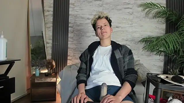 Snapshot of RedHood_1 chatting on March 27, 8:26 am RedHood 1 online show from March 27, 8:26 am