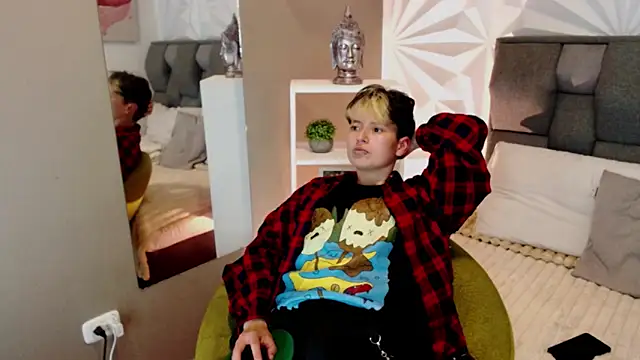 Snapshot of RedHood_1 chatting on April 2, 4:21 am RedHood 1 online show from April 2, 4:21 am