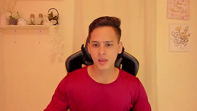 Snapshot of sexy_andres01 chatting on April 14, 2:01 pm sexy andres01 online show from April 14, 2:01 pm
