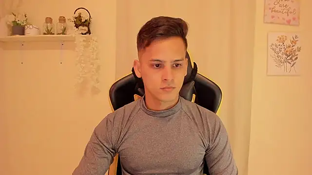 Snapshot of sexy_andres01 chatting on April 16, 10:56 pm sexy andres01 online show from April 16, 10:56 pm