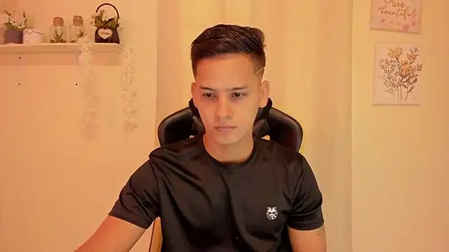 Snapshot of sexy_andres01 chatting on April 25, 2:47 pm sexy andres01 online show from April 25, 2:47 pm
