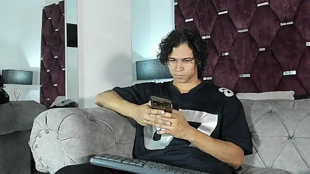 Snapshot of TonyBenedetti chatting on April 15, 8:09 pm TonyBenedetti online show from April 15, 8:09 pm