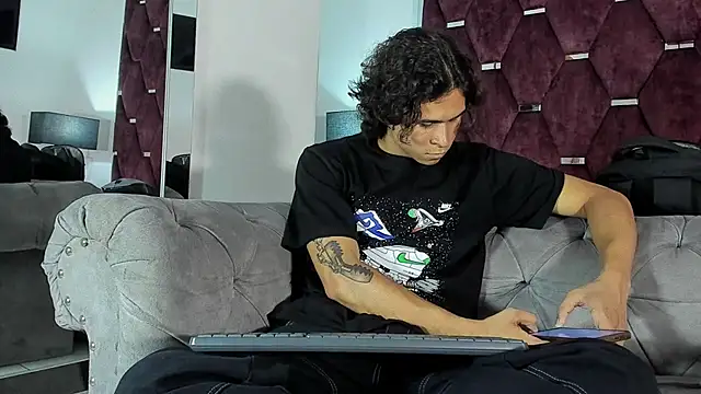 Snapshot of TonyBenedetti chatting on April 16, 9:39 pm TonyBenedetti online show from April 16, 9:39 pm