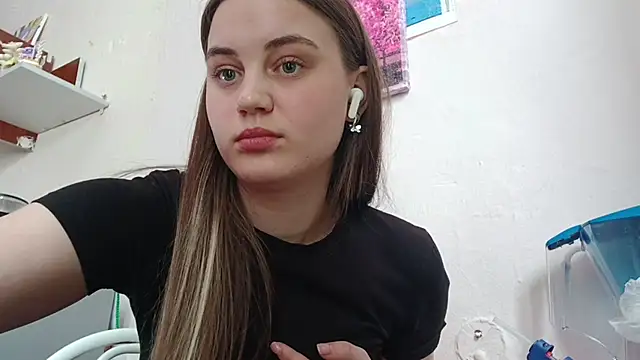 Snapshot of VeloraStar chatting on March 5, 10:11 am VeloraStar online show from March 5, 10:11 am