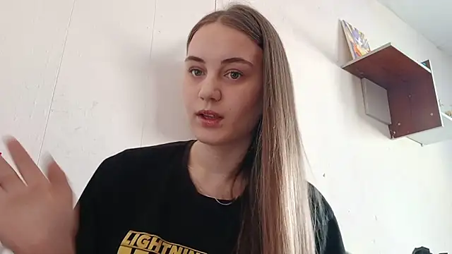 Snapshot of VeloraStar chatting on March 16, 9:13 am VeloraStar online show from March 16, 9:13 am