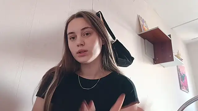 Snapshot of VeloraStar chatting on April 7, 9:10 am VeloraStar online show from April 7, 9:10 am