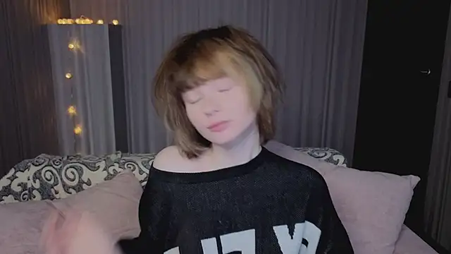 Snapshot of MikassaBowl chatting on March 6, 8:11 am MikassaBowl online show from March 6, 8:11 am