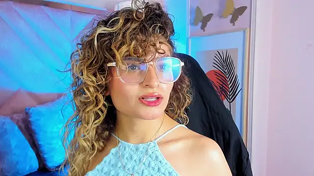 Snapshot of emilyjonesss_ chatting on March 7, 8:06 pm emilyjonesss online show from March 7, 8:06 pm