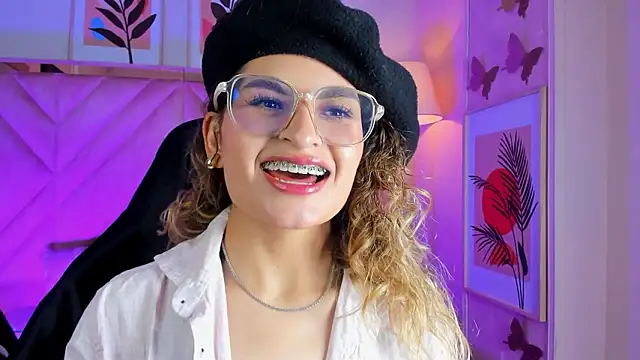 Snapshot of emilyjonesss_ chatting on March 19, 8:46 pm emilyjonesss online show from March 19, 8:46 pm