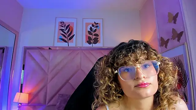 Snapshot of emilyjonesss_ chatting on March 24, 9:20 pm emilyjonesss online show from March 24, 9:20 pm