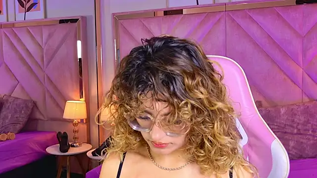 Snapshot of emilyjonesss_ chatting on April 6, 7:48 pm emilyjonesss online show from April 6, 7:48 pm