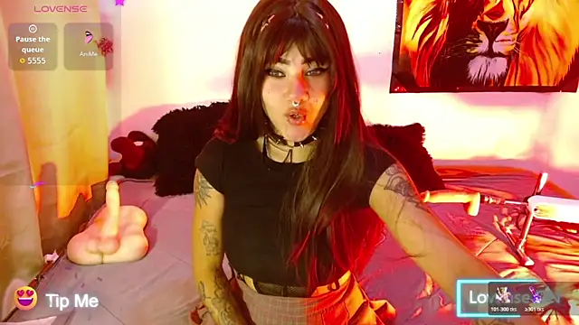 Divinejewel69 online show from May 18, 11:27 am