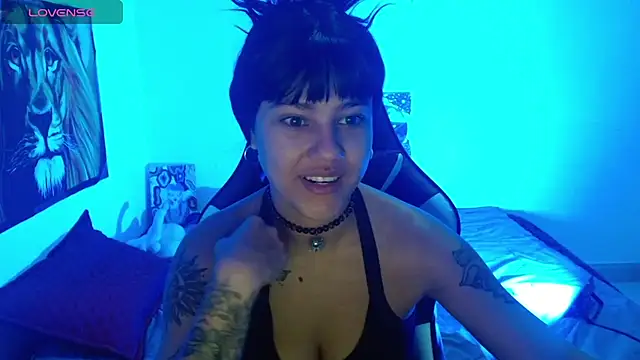 Divinejewel69 online show from July 8, 9:25 am