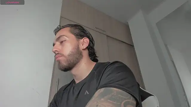 Snapshot of Axel__Blaze chatting on June 17, 1:34 pm Axel Blaze online show from June 17, 1:34 pm