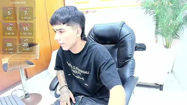 Snapshot of Thiago_collinss chatting on April 1, 10:40 pm Thiago collinss online show from April 1, 10:40 pm