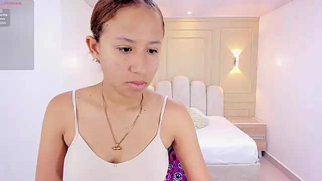 LESLYSIMPSON online show from May 5, 7:33 pm