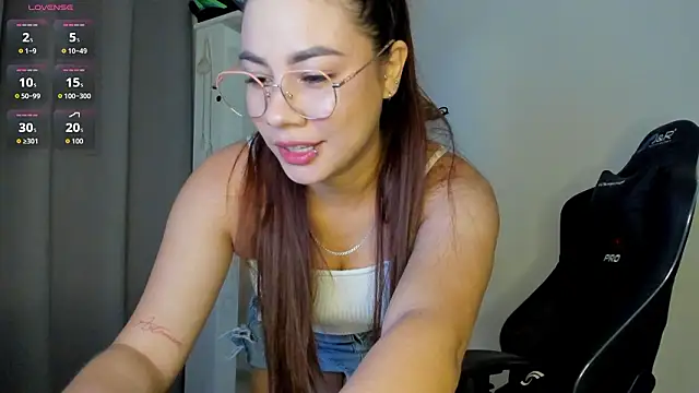 Snapshot of Lizziegrey001 chatting on March 18, 2:15 am Lizziegrey001 online show from March 18, 2:15 am