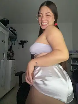 Snapshot of Lizziegrey001 chatting on April 1, 12:00 am Lizziegrey001 online show from April 1, 12:00 am