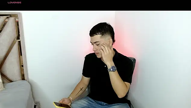 Snapshot of oliver___saint chatting on March 1, 8:44 pm oliver saint online show from March 1, 8:44 pm