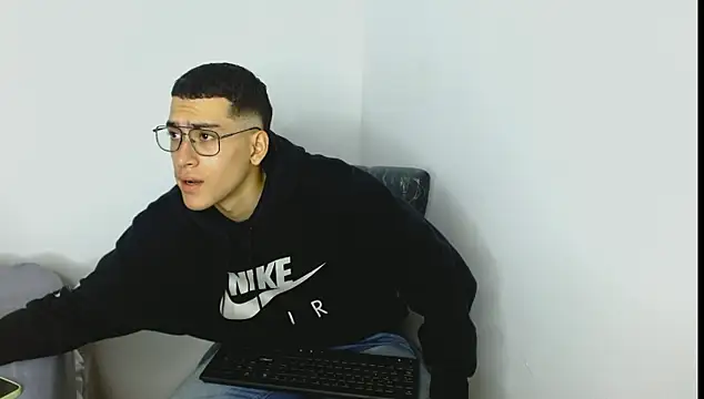 Snapshot of oliver___saint chatting on March 12, 11:11 pm oliver saint online show from March 12, 11:11 pm