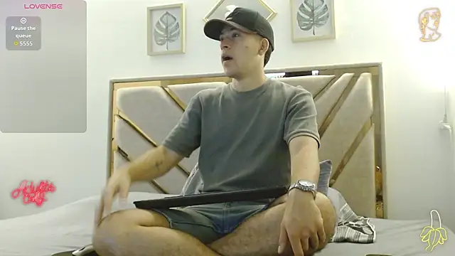 Snapshot of oliver___saint chatting on April 2, 12:08 am oliver saint online show from April 2, 12:08 am