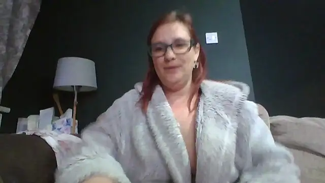 Snapshot of Curvy_Clare chatting on April 4, 6:16 pm Curvy Clare online show from April 4, 6:16 pm