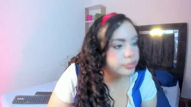 Snapshot of Bella_and_Mariana chatting on April 2, 1:47 am Bella and Mariana online show from April 2, 1:47 am