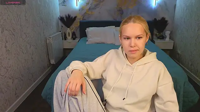 Snapshot of Ella-Ley chatting on March 15, 9:26 am Ella-Ley online show from March 15, 9:26 am