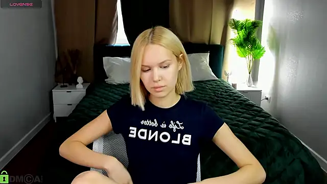 Snapshot of Ella-Ley chatting on March 19, 9:13 am Ella-Ley online show from March 19, 9:13 am