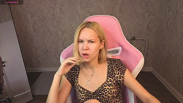 Snapshot of Ella-Ley chatting on April 1, 1:17 am Ella-Ley online show from April 1, 1:17 am