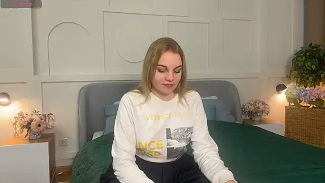 Snapshot of Glow_Margo chatting on March 12, 1:23 am Glow Margo online show from March 12, 1:23 am