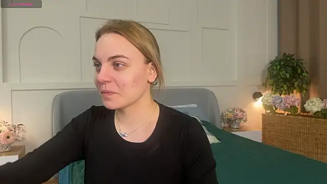 Snapshot of Glow_Margo chatting on March 13, 1:23 am Glow Margo online show from March 13, 1:23 am