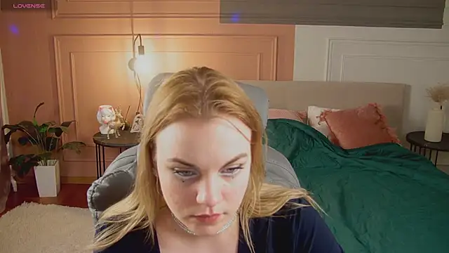 Snapshot of Glow_Margo chatting on April 3, 1:03 am Glow Margo online show from April 3, 1:03 am