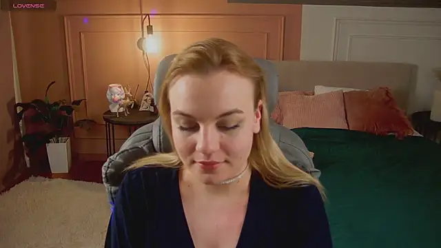 Snapshot of Glow_Margo chatting on April 4, 1:26 am Glow Margo online show from April 4, 1:26 am